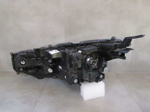 Lampa przód Toyota Yaris Cross ZWYKŁA SOCZEWKA 17-22 RH PRAWA 0D-310