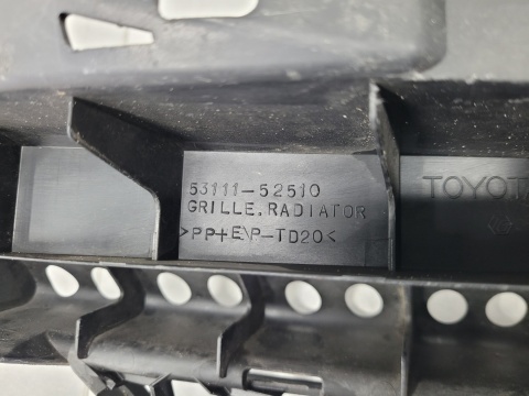 Grill atrapa kratka środkowa Toyota Urban Cruiser 08-14