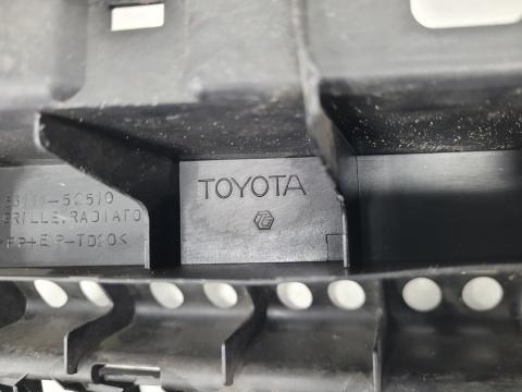 Grill atrapa kratka środkowa Toyota Urban Cruiser 08-14