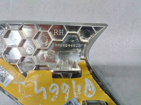 ZNACZEK EMBLEMAT Logo prawy RH Błotnika Renault Clio V 5 RS