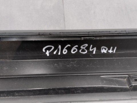 Listwa progowa prawa Audi A6 C8 4K0 S Line 18-
