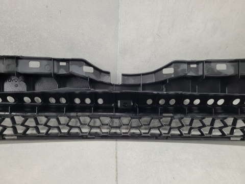 Grill atrapa kratka środkowa Toyota Urban Cruiser 08-14