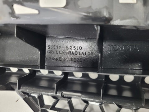 Grill atrapa kratka środkowa Toyota Urban Cruiser 08-14