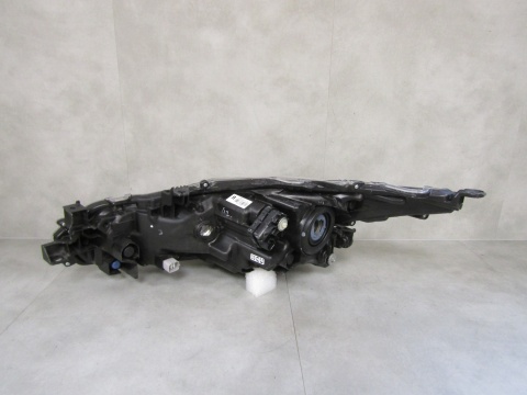 LAMPA PRZÓD TOYOTA COROLLA E21 SEDAN ZWYKŁA SOCZEWKA 18-23 RH 81130-02T31