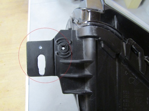 Lampa przód Ford Transit Courier MK3 ZWYKŁA 23- RH PRAWA R2X6 13E014 AE