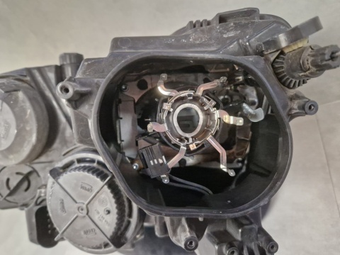 LAMPA PRZÓD SKODA RAPID KSENON PRAWA RH 12-16 5JB9411016A