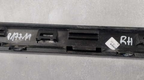 Listwa progowa prawa VW Golf 8 5H0 R Line HB 19-