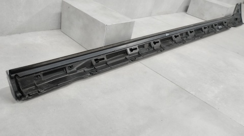 Listwa progowa prawa VW Golf 8 5H0 R HB 19-