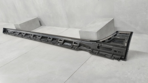 Listwa progowa prawa VW Golf 8 5H0 R HB 19-