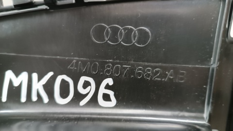 Kratka zderzaka prawa przód AUDI Q7 E-TRON 4M0