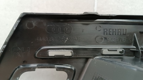 Kratka zderzaka prawa przód AUDI Q7 E-TRON 4M0 pod radar