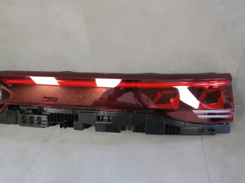 LAMPA TYLNA KLAPY BAGAŻNIKA BLENDA VW TOUAREG III LIFT 760945307E 23-