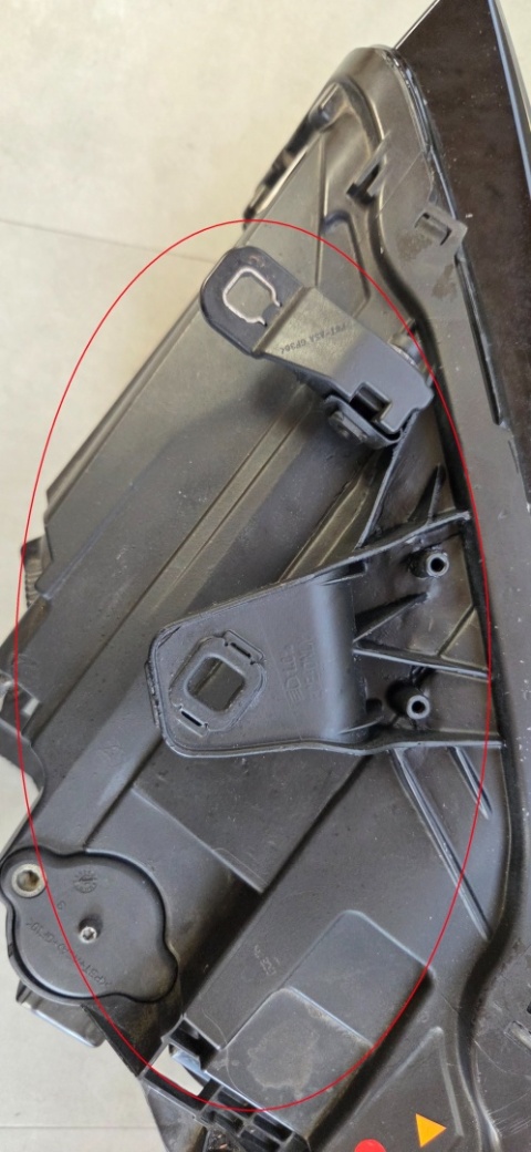 LAMPA PRZÓD AUDI Q2 ZWYKŁA PRAWA RH 16-20