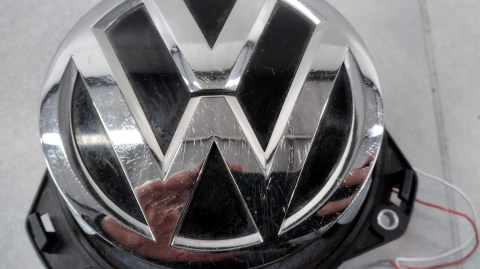Znaczek Emblemat KLAMKA klapy tylnej tył VW GOLF 7 VII 5G 12- na kamerę