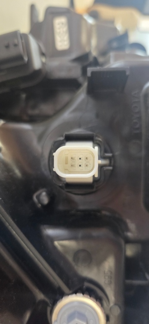 LAMPA PRZÓD TOYOTA YARIS IV 4 LED LH LEWA 20-