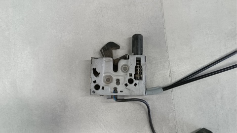 ZAMEK MASKI PRZÓD AUDI A6 C8 A7 4K0823509A