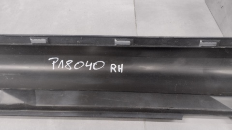 Listwa progowa prawa Volvo V50 S50 04-12 komplet