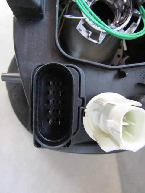 LAMPA PRZÓD SKODA SUPERB I KSENON NIESKRĘTNY RH PRAWA 01-06