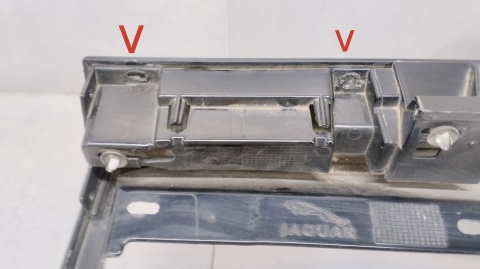 Listwa progowa prawa Jaguar XE 760 sport 14- gx7M-101d56-a