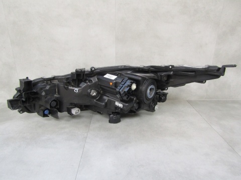 LAMPA PRZÓD TOYOTA COROLLA E21 SEDAN ZWYKŁA SOCZEWKA 18- RH PRAWA 81110-02T31-00