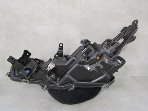 LAMPA PRZÓD TOYOTA COROLLA E21 SEDAN ZWYKŁA SOCZEWKA 18- RH PRAWA 81110-02T31-00