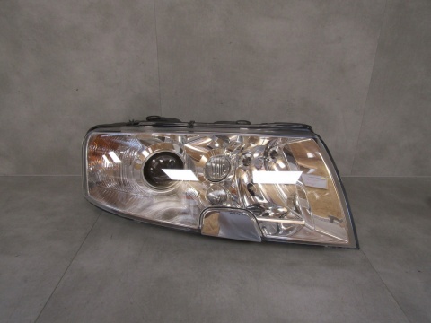 LAMPA PRZÓD SKODA SUPERB I KSENON NIESKRĘTNY RH PRAWA 01-06