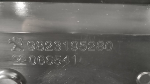 Zderzak tył tylny Peugeot 208 2 II 19- / + lampka