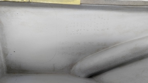 Listwa progowa lewa Mitsubshi Pajero 3 III 03-06 5D V60 V70