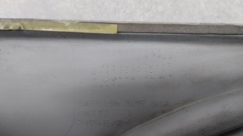 Listwa progowa lewa Mitsubshi Pajero 3 III 03-06 5D V60 V70