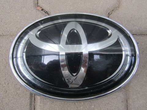 Znaczek emblemat logo pod radar grill przód TOYOTA HILUX 8 VIII 15-19