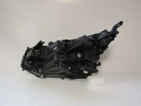 Lampa przód Toyota Yaris Cross FULL LED 17-22 RH