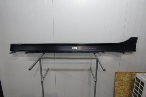 Listwa progowa prawa BMW 1 F40 2 F44 19- próg