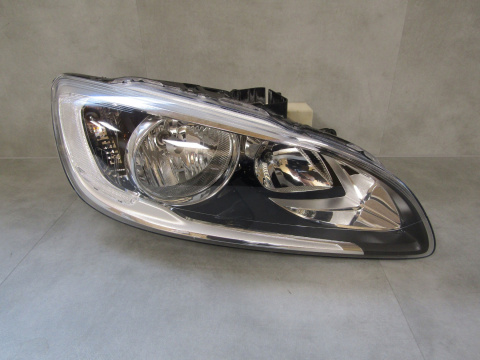 Lampa przód Volvo V60 S60 LIFT ZWYKŁA 13-18 RH 31358098