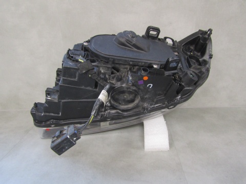Lampa przód Volvo V60 S60 LIFT ZWYKŁA 13-18 RH 31358098