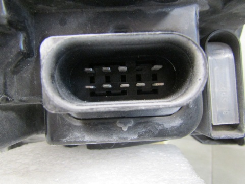 Lampa przód VW Amarok 2H1 ZWYKŁA 09-14 RH 2H1941016AA