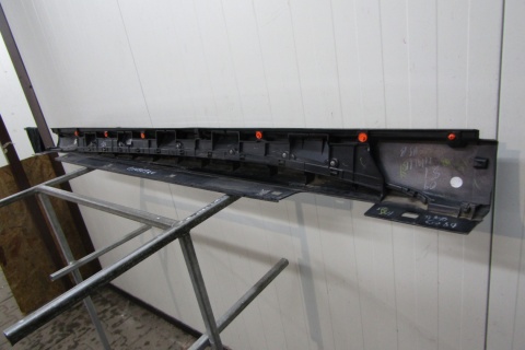 Listwa progowa prawa Infiniti Q30 QX30 76850 5DA1A