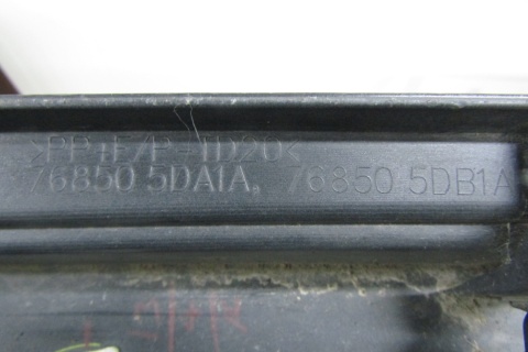 Listwa progowa prawa Infiniti Q30 QX30 76850 5DA1A