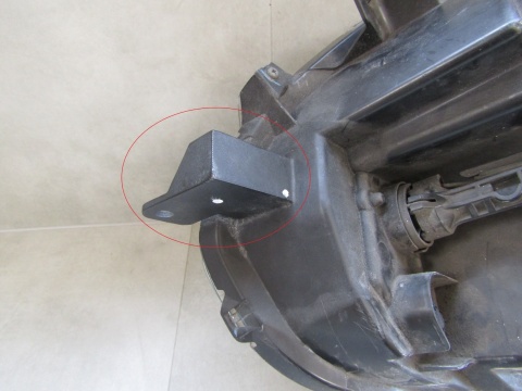 LAMPA PRZÓD MITSUBISHI L200 V KSENON NIESKRĘTNY 15-19 RH