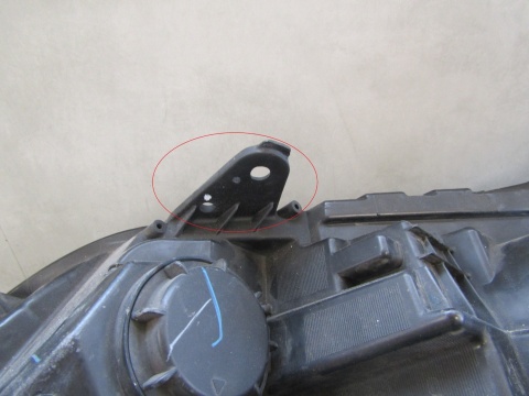 LAMPA PRZÓD MITSUBISHI L200 V KSENON NIESKRĘTNY 15-19 RH