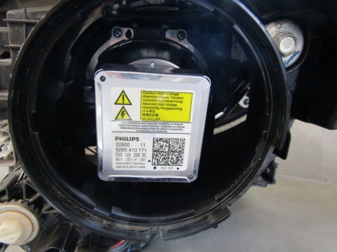 LAMPA PRZÓD MITSUBISHI L200 V KSENON NIESKRĘTNY 15-19 RH