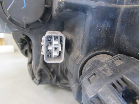 LAMPA PRZÓD MITSUBISHI L200 V KSENON NIESKRĘTNY 15-19 RH