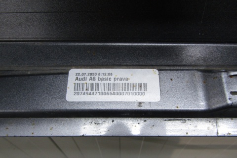 Listwa progowa prawa Audi A6 C8 4K0 nakładka 18-