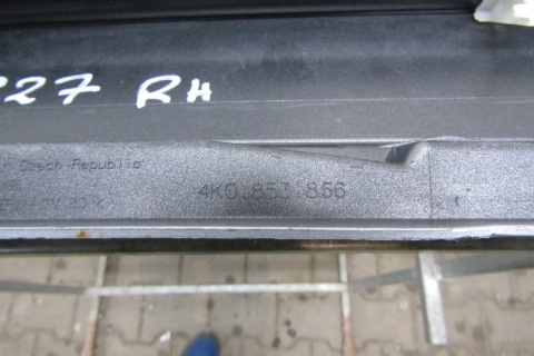 Listwa progowa prawa Audi A6 C8 4K0 nakładka 18-