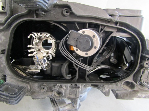 Lampa przód Volvo V60 S60 LIFT KSENON SKRĘTNY 14-18 LH 31420253