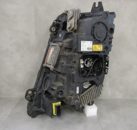 LAMPA PRZÓD VOLVO FH 4 KSENON NIESKRĘTNY 12-20 RH PRAWA 22239244