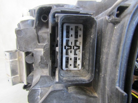 Lampa przód Volvo S40 V50 II LIFT KSENON SKRĘTNY 07-12 RH PRAWA 30763030