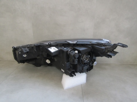 Lampa przód Toyota Yaris Cross ZWYKŁA SOCZEWKA 17-22 RH PRAWA 0D-310