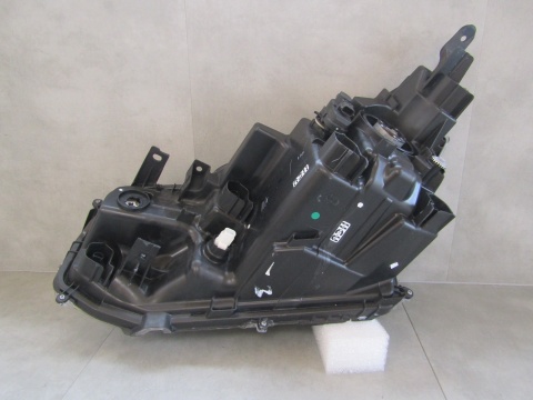 Lampa przód Toyota Yaris Cross ZWYKŁA SOCZEWKA 17-22 RH PRAWA 0D-310