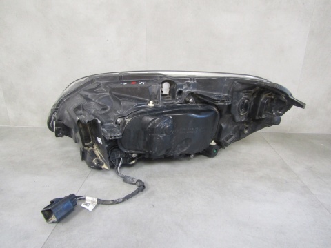 Lampa przód Volvo XC60 1 I LIFT ZWYKŁA 13-17 RH PRAWA