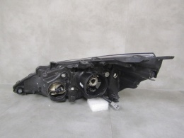 Lampa przód Toyota Verso LIFT ZWYKŁA SOCZEWKA 13-18 RH 81130-0F161